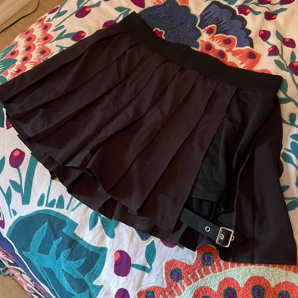 Halara Pleated Skirt Short with Leg Buckle